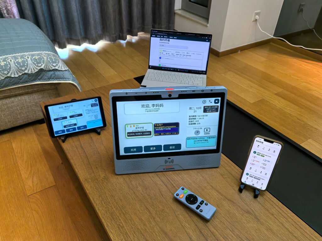 一键通话、一键警报、自动播放音乐”,配老人操作实拍(无需触屏,遥控器点按即可)。